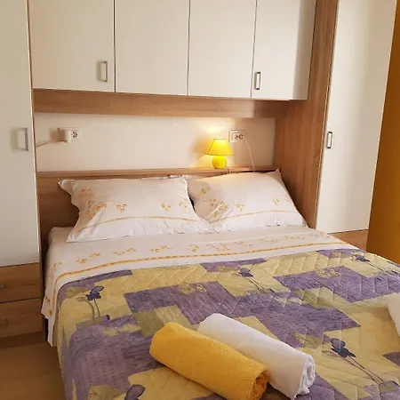 Desa Apartment *